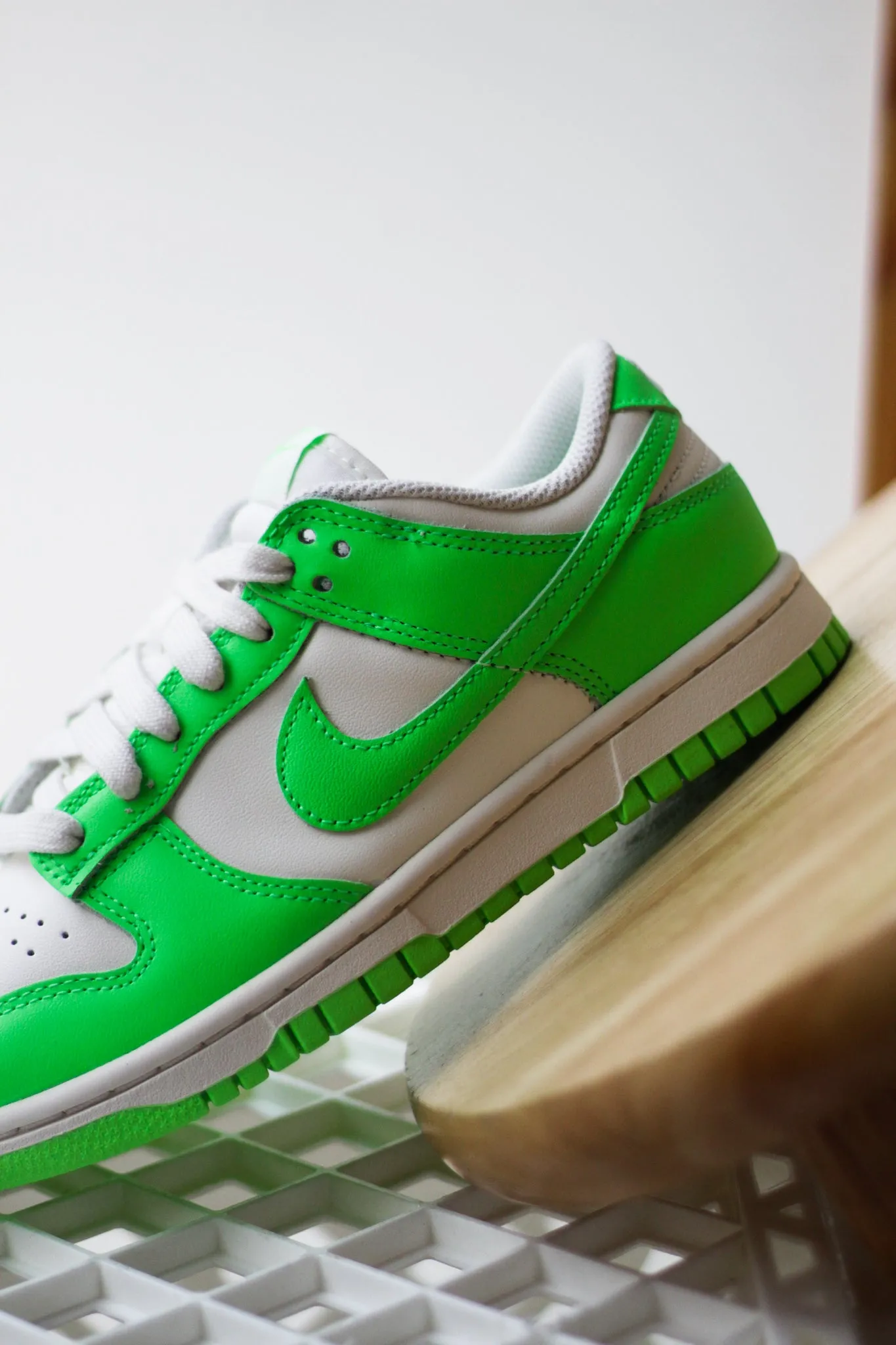 W DUNK LOW "GREEN STRIKE"